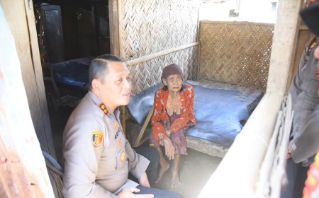 Polri Peduli : Polres Bondowoso Santuni Nenek Sebatangkara