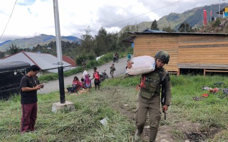 Bantuan Presiden RI Disalurkan kepada Pengungsi Agisiga, Satgas Ops Damai Cartenz Gelar Trauma Healing di Intan Jaya