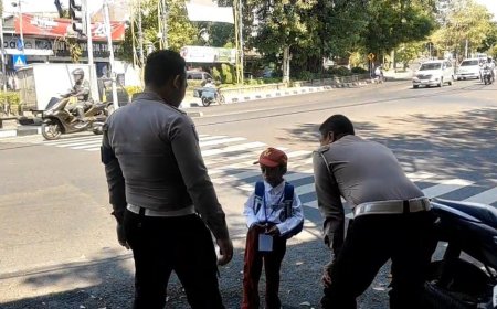 Diantar Polisi, Bocah SD di Gresik yang Tersesat Jalan Pulang Akhirnya Bertemu Orang Tuanya