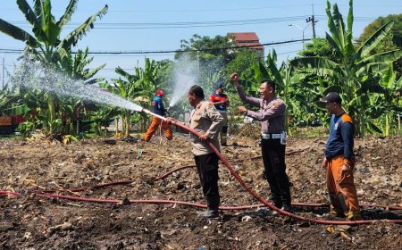 Hadapi Kemarau, Polres Pelabuhan Tanjungperak Siram Lahan Jagung Ketahanan Pangan