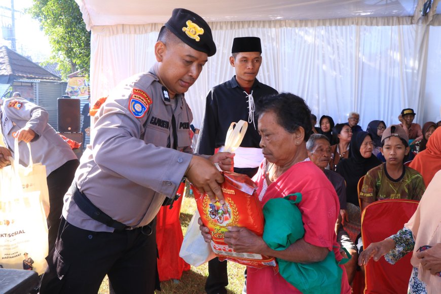 Polres Ngawi Salurkan 500 Paket Sembako untuk Masyarakat di Bringin