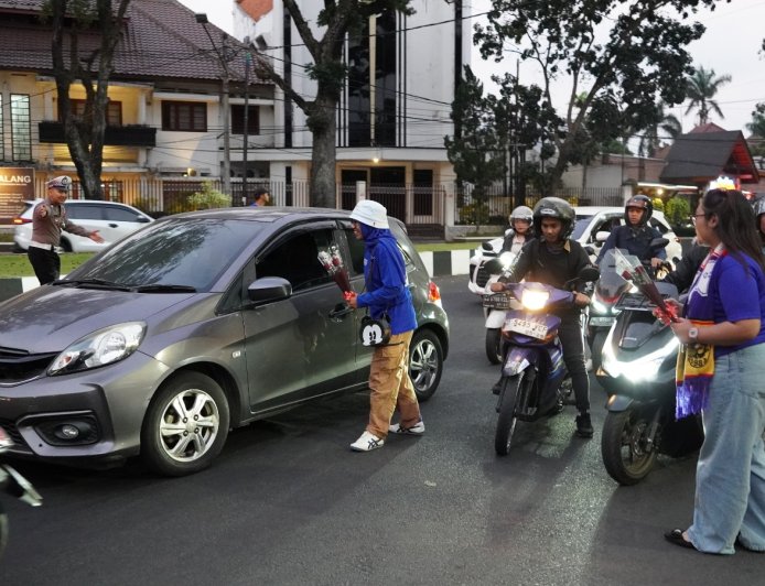 Polresta Malang Kota dan Aremania Bagikan 39 Mawar, Tebar Pesan Damai Jelang HUT Arema FC