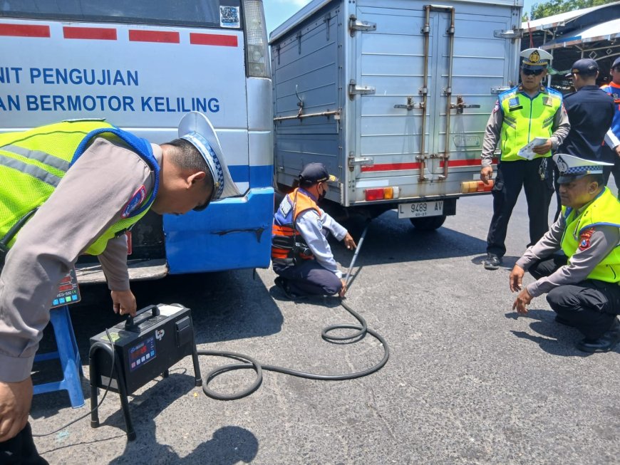 Polres Pelabuhan Tanjung Perak Tingkatkan Kepatuhan dan Tekan Polusi melalui Operasi Gabungan*